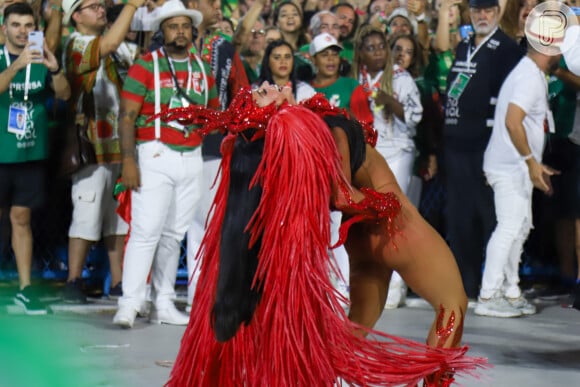 Paolla Oliveira se entregou ao desfile de Grande Rio com a fantasia de Pombagira