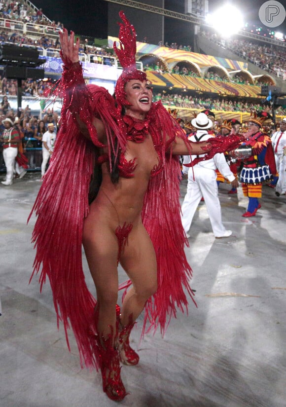 Paolla Oliveira se livrou do tapa-sexo na Avenida neste Carnaval e apostou em um truque para deixar a fantasia mais leve