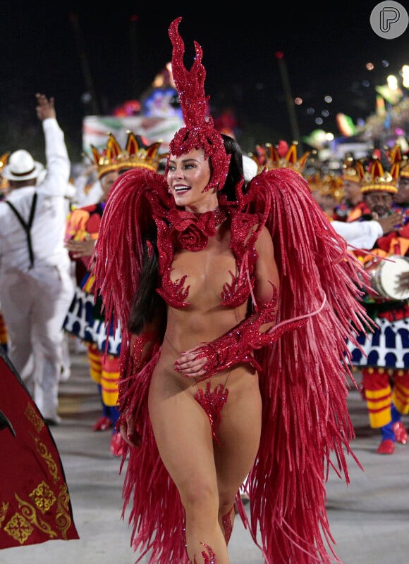 Paolla Oliveira foi ovacionada na Sapucaí e se entregou no desfile da Grande Rio