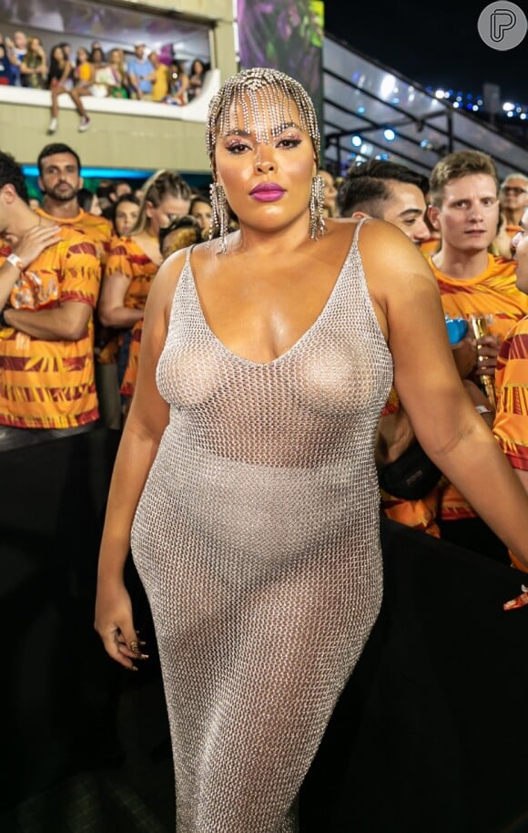 Rita Carreira optou por vestido midi de tecido telado prateado no Camarote Allegria