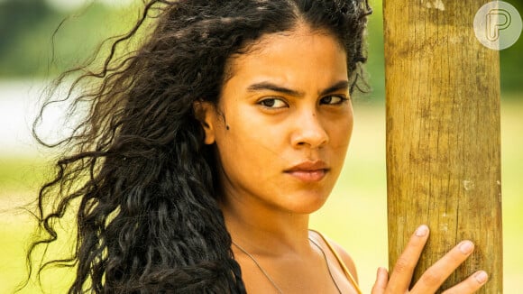 Muda (Bella Campos) quase é desmascarada por Juma (Alanis Guillen) na novela 'Pantanal'