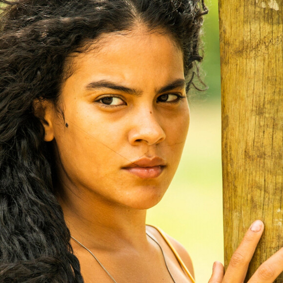 Muda (Bella Campos) quase é desmascarada por Juma (Alanis Guillen) na novela 'Pantanal'