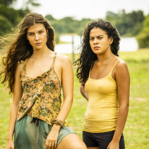 Muda (Bella Campos) quase é desmascarada por Juma Marruá (Alanis Guillen) ao falar sozinha na novela 'Pantanal'