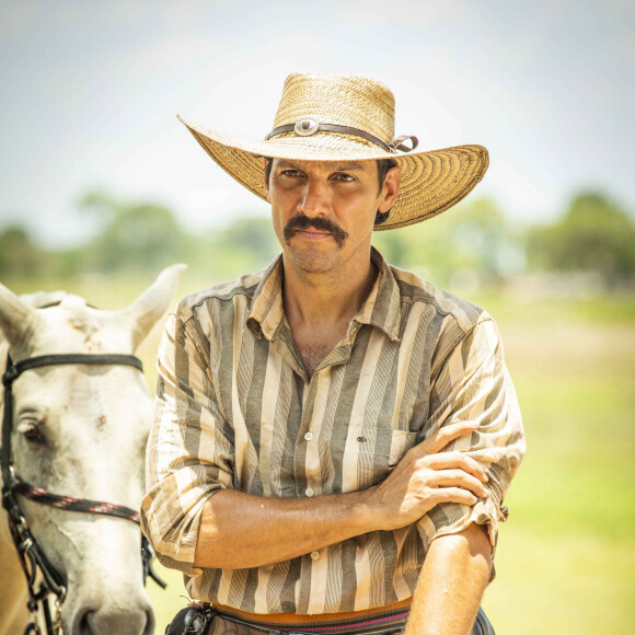 Tibério (Guito) questiona Muda (Bella Campos) e fica em dúvida se ela chegou sozinha mesmo ao Pantanal na novela 'Pantanal'