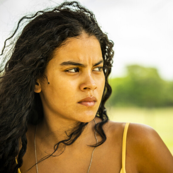 Muda (Bella Campos) fala para si mesma que está correndo risco de ser descoberta na novela 'Pantanal'