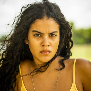 Muda (Bella Campos) é ouvida por Juma (Alanis Guillen), mas consegue disfarcar na novela 'Pantanal'