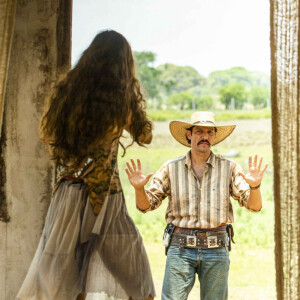 Tibério (Guito) já desconfia de Juma (Alanis Guillen) na novela 'Pantanal'