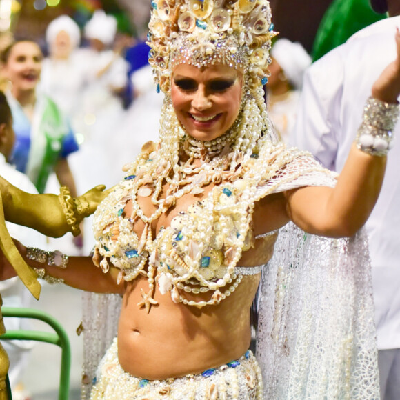 Viviane Araújo exibe barriga de grávida em Desfile das Campeãs em São Paulo