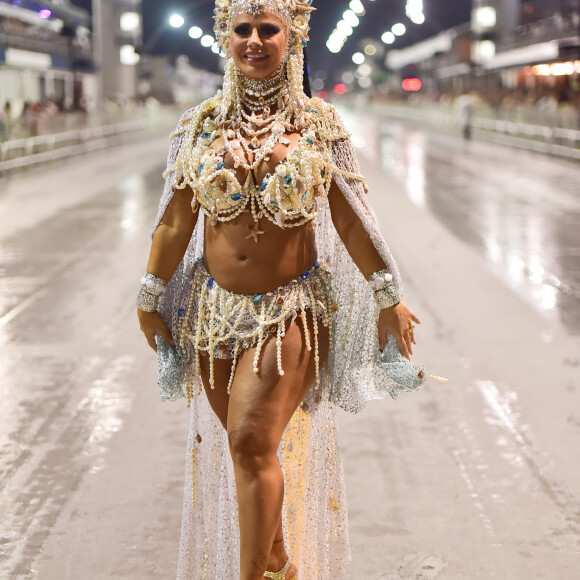 Viviane Araújo estava vestida de Iemanjá em Desfile das Campeãs de São Paulo