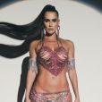Deborah Secco aposta em 'look transparente' e deixa corpo à mostra na Sapucaí, em 30 de abril de 2022