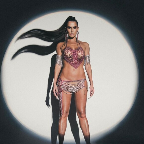 Deborah Secco deixa corpo torneado à mostra em look ousado