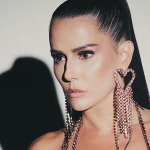 Deborah Secco usa top 'transparente' e faz sucesso na Sapucaí