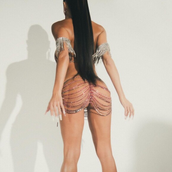 Deborah Secco usa figurino fio-dental no Desfile das Campeãs no Rio