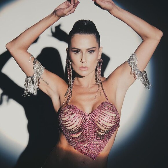 Look ousado de Deborah Secco recebe elogios na web