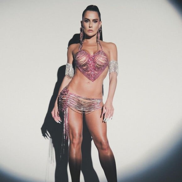 'Look transparente' de Deborah Secco deixa corpo da famosa à mostra na Sapucaí