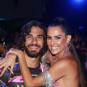 Deborah Secco posa com o marido, Hugo Moura, durante Desfile das Campeãs