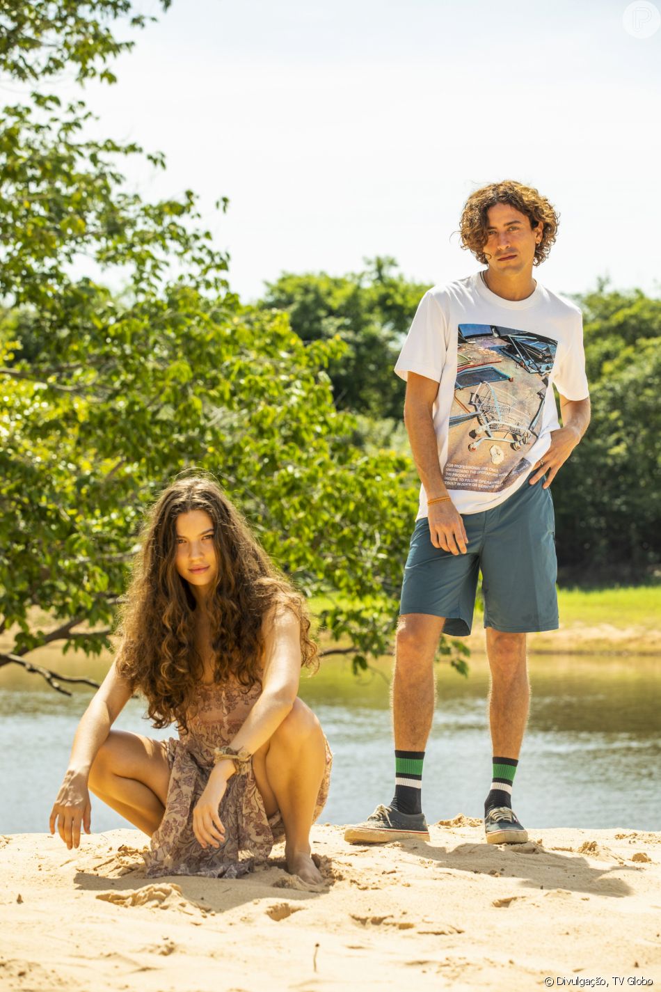 Jove (Jesuíta Barbosa) e Juma (Alanis Guillen) engatam relação para revolta do pai do rapaz na novela 'Pantanal'