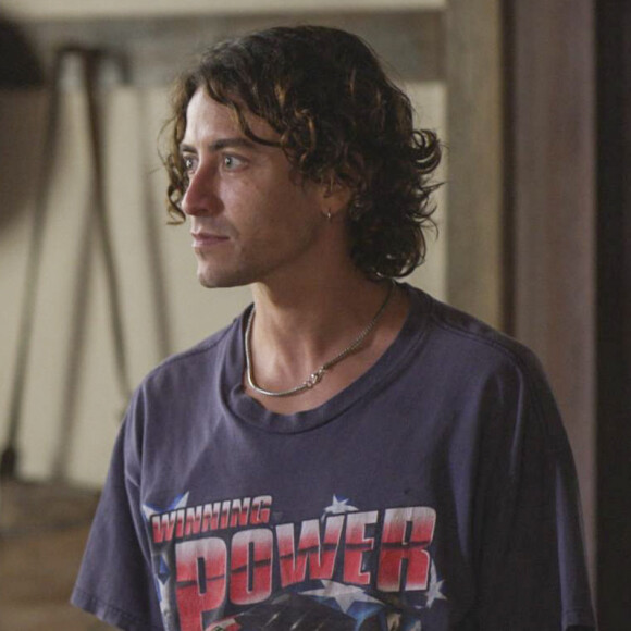 Jove (Jesuíta Barbosa) acaba expulso de casa pelo pai, José Leôncio (Marcos Palmeira), na novela 'Pantanal'