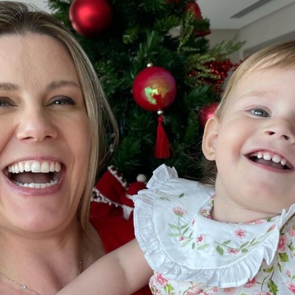 'A mamãe pode gravar?', pergunta Daiana. "Não", responde a menina, rindo