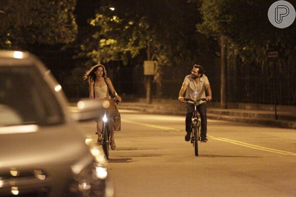 Camila Pitanga reservou a noite desta quinta-feira, 11 de dezembro de 2014, para fazer um passeio de bicicleta no Rio acompanhada