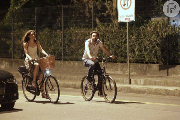 Camila Pitanga pedala na companhia de rapaz no Rio