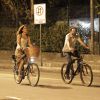 Camila Pitanga pedala na companhia de rapaz no Rio