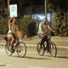 Camila Pitanga pedala na companhia de rapaz no Rio