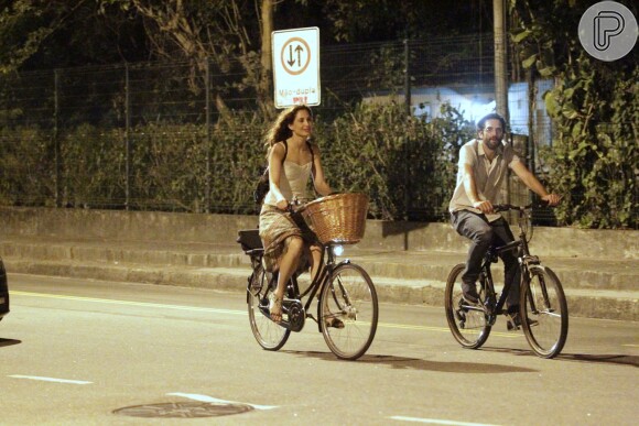 Camila Pitanga pedala na companhia de rapaz no Rio