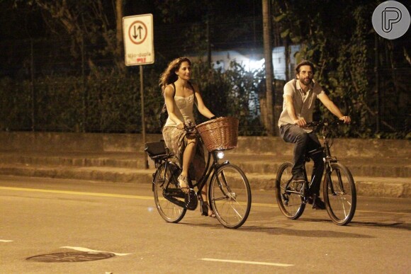 Camila Pitanga pedala na companhia de rapaz no Rio