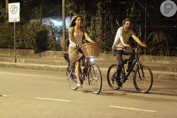 Camila Pitanga pedala na companhia de rapaz no Rio
