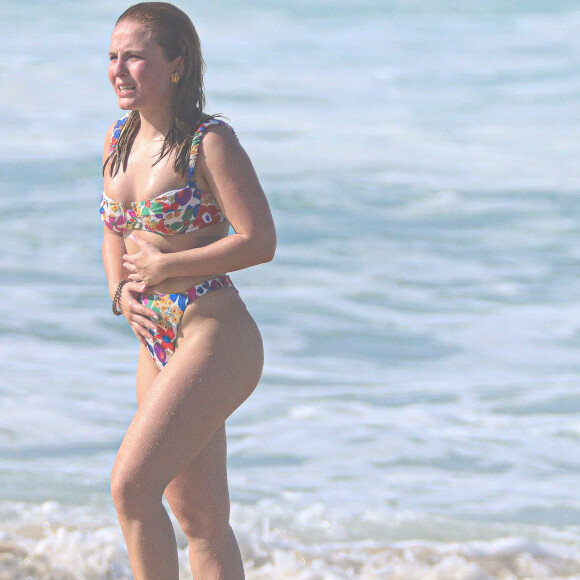 Após o treino, Larissa Manoela deu um mergulho no mar para se refrescar