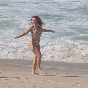 De biquíni, Larissa Manoela posou para algumas fotos na praia