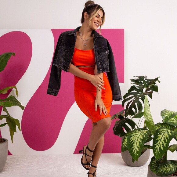A ex-BBB Hariany é adepta de looks vibrantes e cheios de cor