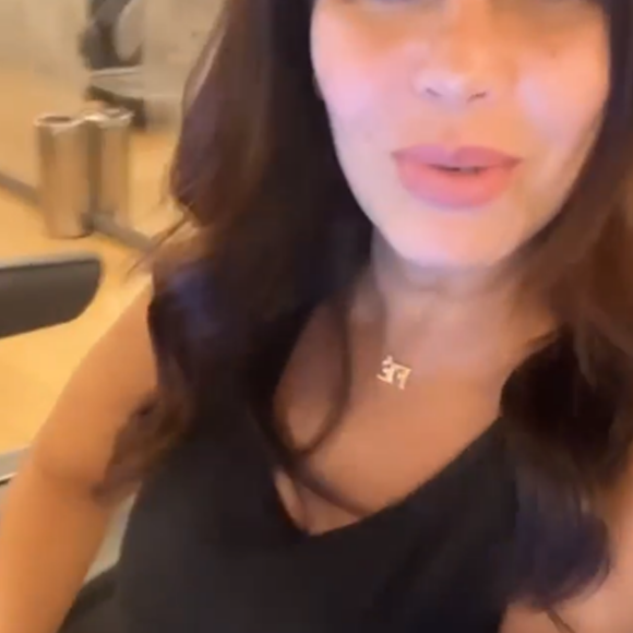 Grávida, Viviane Araujo iniciou treino com uma caminhada na esteira