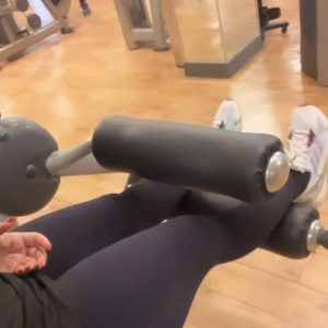 Grávida, Viviane Araujo recorreu à cadeira extensora, mas com pouquíssimo peso