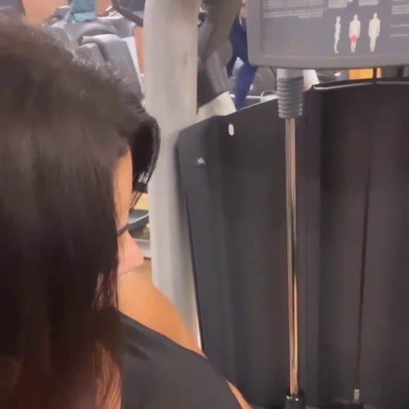 Grávida, Viviane Araujo não pegou mais que duas placas na cadeira flexora 