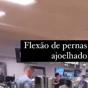 Grávida, Viviane Araujo realizou flexão de pernas ajoelhada em um aparelho