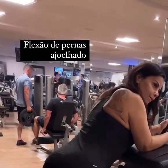 Grávida, Viviane Araujo realizou flexão de pernas ajoelhada em um aparelho