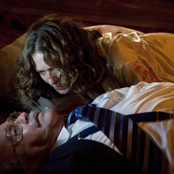 Flora (Patricia Pillar) provoca um infarto em Gonçalo (Mauro Mendonça) e mata o pai de Halley (Cauã Reymond) na novela 'A Favorita' ao simular que matou Lara (Mariana Ximenes)