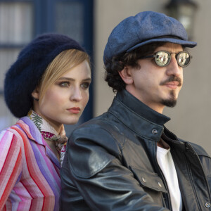 Isadora (Larissa Manoela) e Nelsinho (Johnny Massaro) recebem voz de prisão por invadirem uma sorveteria na novela 'Além da Ilusão'