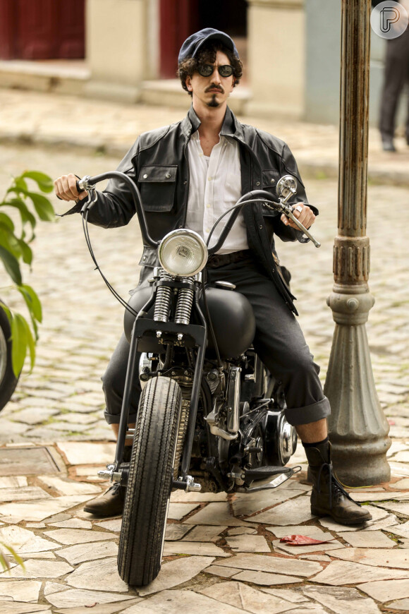 Johnny Massaro recorre a dublê para cenas nas quais Nelsinho aparece de moto na novela 'Além da Ilusão'