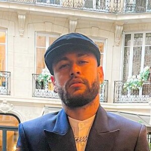 Neymar caprichou no look para participar de um evento beneficente em Paris, na França, e ganhou elogio da namorada