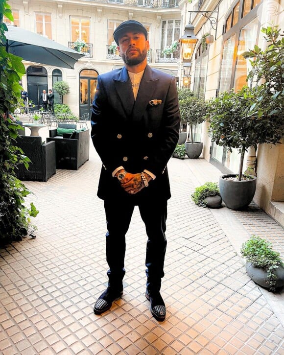 Neymar caprichou no look para participar de um evento beneficente em Paris, na França, e ganhou elogio da namorada