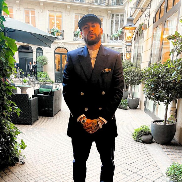 Neymar caprichou no look para participar de um evento beneficente em Paris, na França, e ganhou elogio da namorada