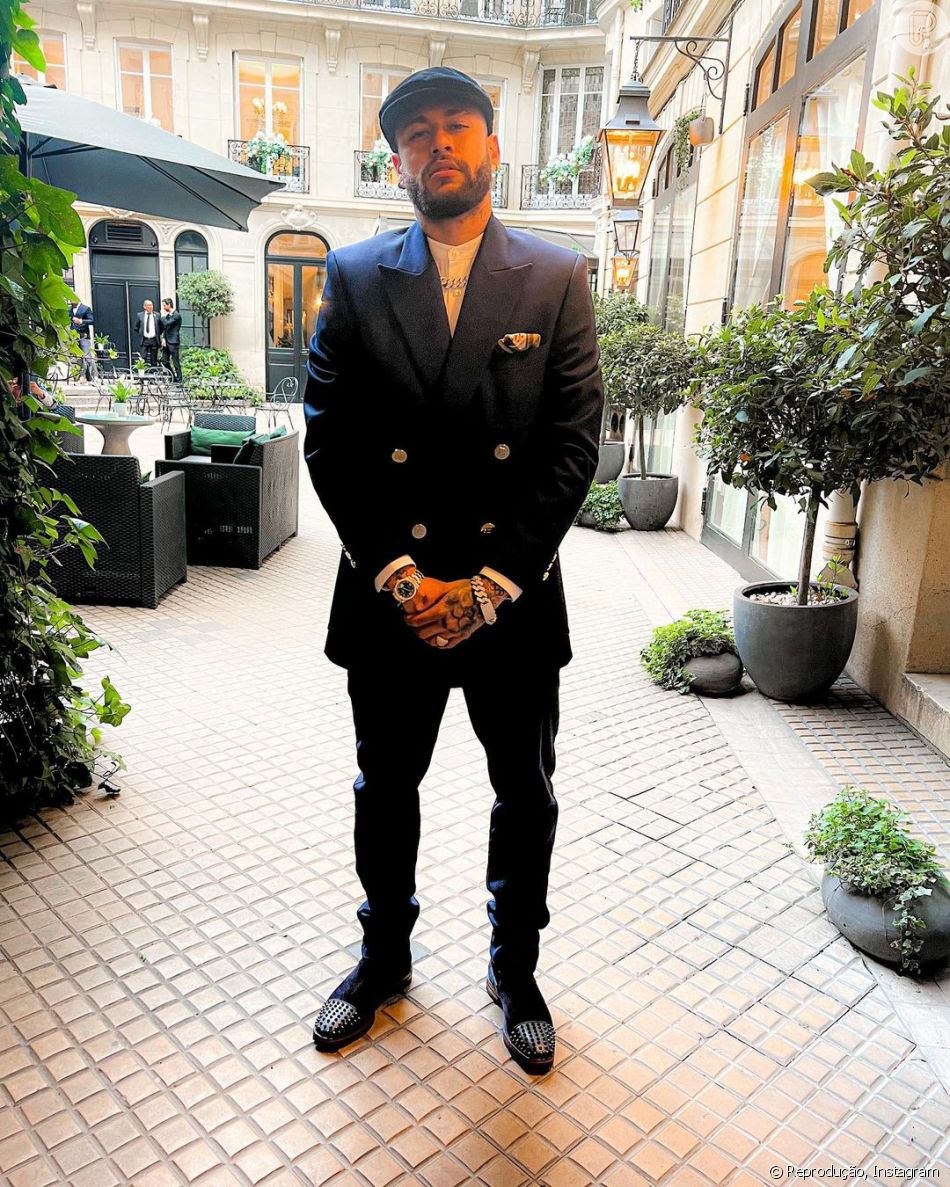 Neymar caprichou no look para participar de um evento beneficente em Paris, na França, e ganhou elogio da namorada