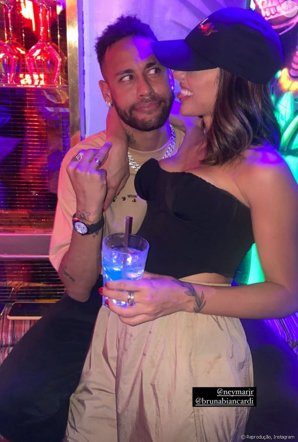 O namoro de Bruna Biancardi e Neymar, aparentemente, se tornou oficializado após ambos aparecerem com suposta aliança