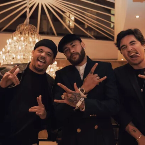 Neymar esteve em evento beneficente em Paris, na França, acompanhado de amigos