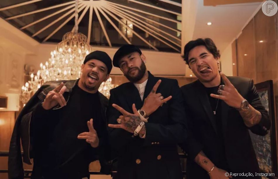 Neymar esteve em evento beneficente em Paris, na França, acompanhado de amigos