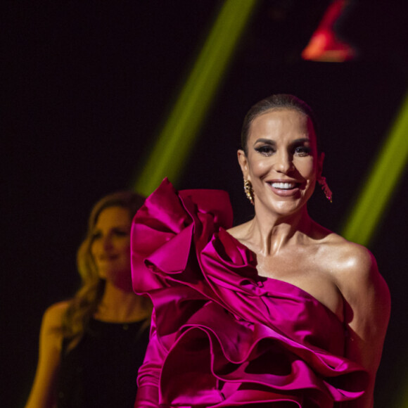 Na chamada do especial 'Ivete Sangalo 50 anos', o locutor afirma: 'A gente sabe que não parece, mas nossa Veveta completa 50 anos'