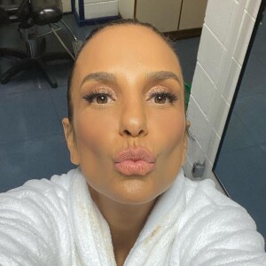 'Quer dizer que Ivete Sangalo congelou no tempo e não se parece com uma mulher potente, sexy, plena, no auge da sua carreira, aos 50 anos?', questionou o perfil